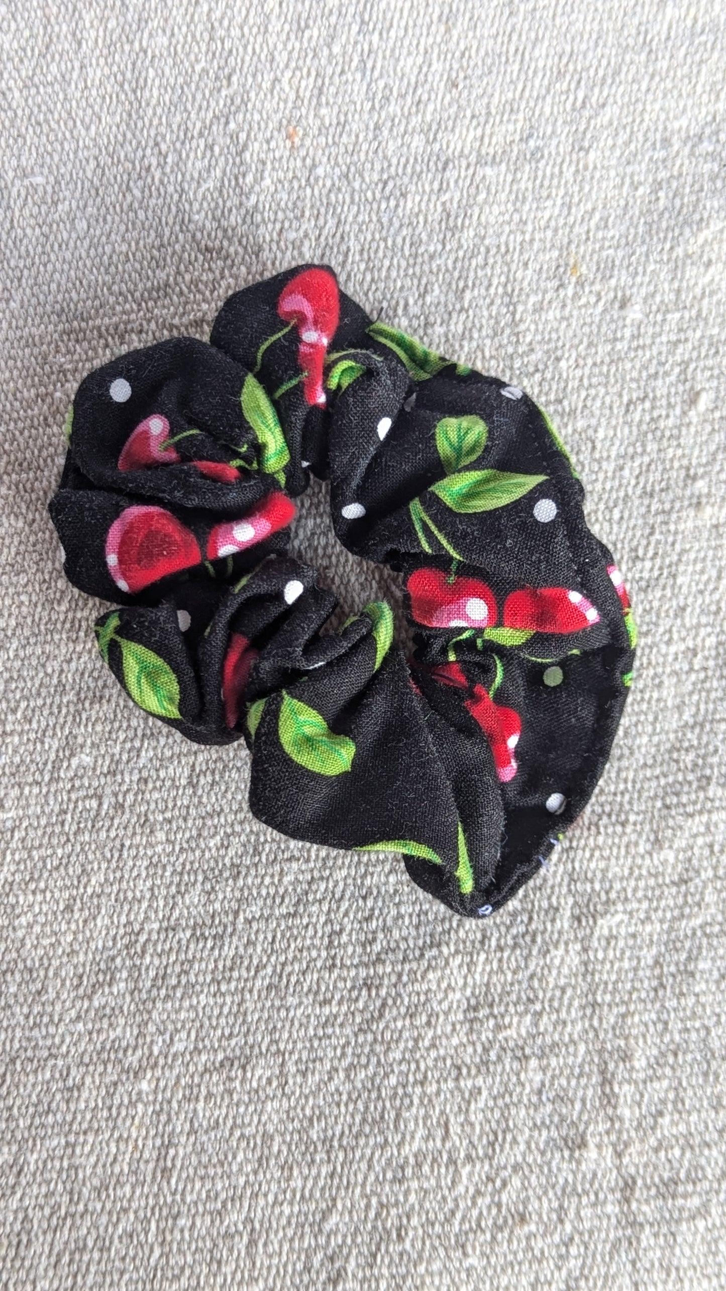 Scrunchie in Cherries